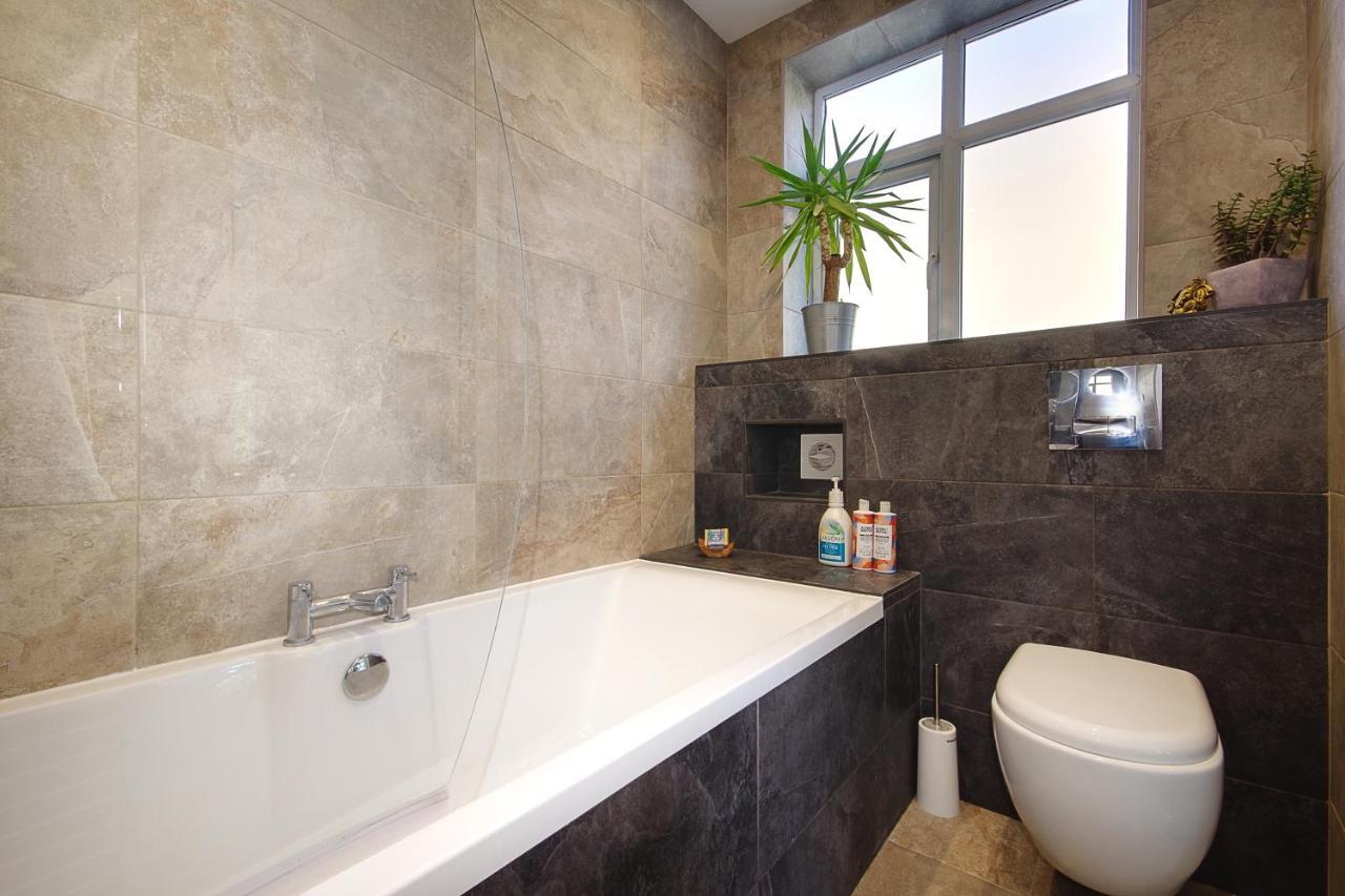 Large En-Suite By The Beach Борнмът Екстериор снимка