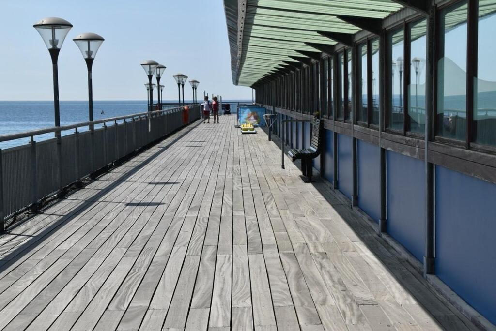 Large En-Suite By The Beach Борнмът Екстериор снимка